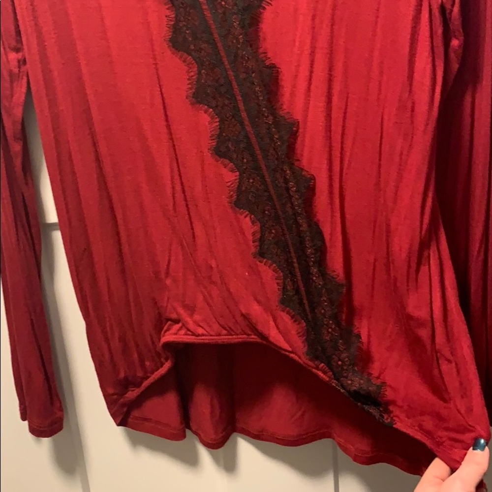 Beautiful red top - Picture 2 of 2
